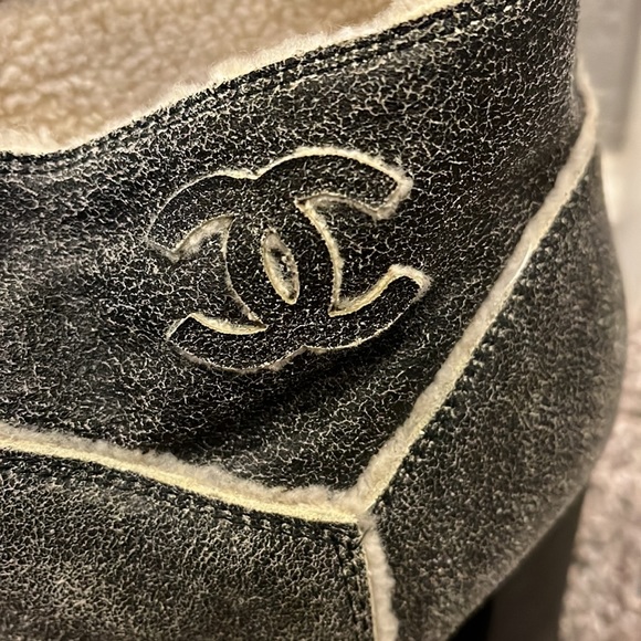 Chanel Leather Ankle Boots .37. NWOT. Grey. Interlocking CC Logo.Shearling Trim. - Picture 6 of 8
